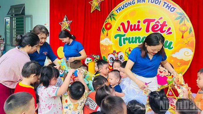 Các học sinh mầm non hào hứng khi tham gia các hoạt động trong chương trình vui Tết Trung thu. (Ảnh: ANH QUÂN)