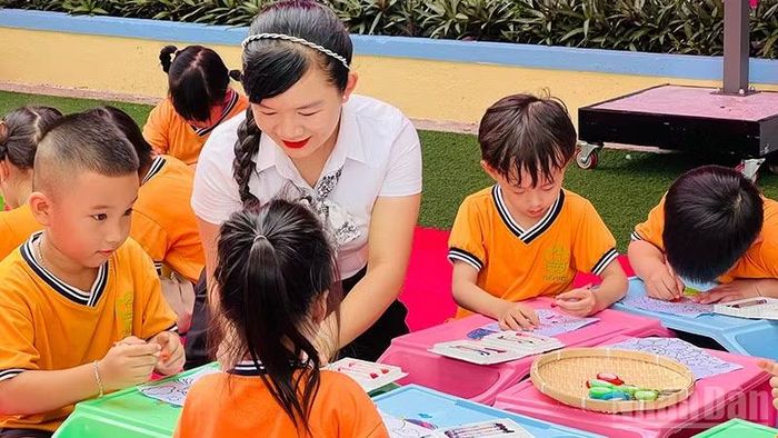 Các bé mầm non trải nghiệm các hoạt động được nhà trường tổ chức nhân dịp Tết Trung thu. (Ảnh: ANH QUÂN)