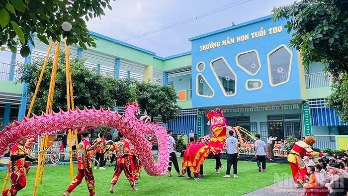 Tiết mục múa lân sư rồng tại Trường mầm non Tuổi Thơ. (Ảnh: ANH QUÂN)