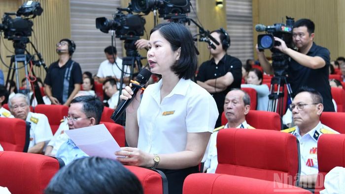  Đại diện cử tri kiến nghị với Đoàn đại biểu Quốc hội thành phố Hải Phòng. (Ảnh: THANH GIANG) 