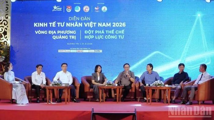 Các diễn giả, đại diện Trung ương Hội Doanh nhân trẻ Việt Nam và các cơ quan liên quan trao đổi tại phiên làm việc. (Ảnh: BÁ CƯỜNG)