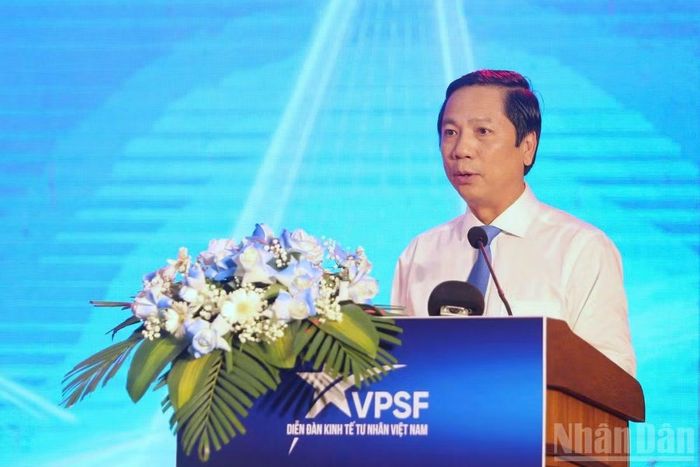 Phó Chủ tịch tỉnh Quảng Trị Hoàng Nam phát biểu ý kiến tại phiên đối thoại. (Ảnh: BÁ CƯỜNG)