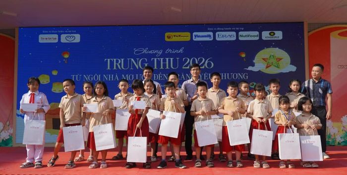 20 học sinh "đặc biệt" Trường Tiểu học Bùi Quốc Khái nhận những phần quà Trung thu từ các nhà hảo tâm. (Ảnh: MINH TÂM)