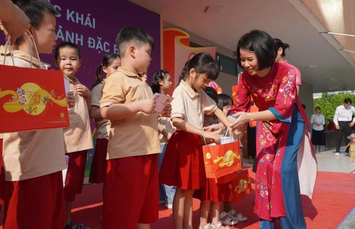 Mỗi phần quà được trao đi không chỉ mang theo niềm vui, mà còn gửi gắm sự quan tâm, yêu thương đến các em học sinh. (Ảnh: MINH TÂM)