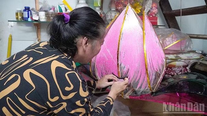  Bà Nguyễn Thị Ngọc Ngân làm đèn Trung thu bé sen. (Ảnh: HỮU NGHĨA) 