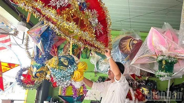 Khách tìm đến mua lồng đèn Trung thu tại nhà bà Nguyễn Thị Ngọc Ngân. (Ảnh: HỮU NGHĨA)