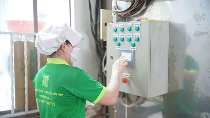 Công nhân vận hành thiết bị trong xưởng chế biến ở Hợp tác xã Bàu Mây. (Ảnh: Cộng tác viên)