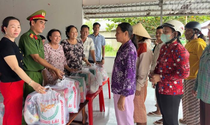 Đại diện Công an xã Vĩnh Hậu và các nhà hảo tâm tại buổi tuyên truyền pháp luật, hướng dẫn thủ tục hành chính và tặng gạo gia đình có hoàn cảnh khó khăn trên địa bàn ấp Vĩnh Thạnh, chiều 24/9/2026. (Ảnh ĐẶNG THẾ VĨNH)