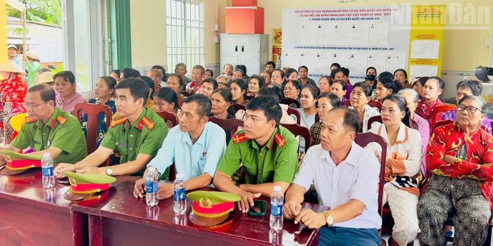 Đại diện lãnh đạo Công an xã Vĩnh Hậu và Chi bộ ấp Vĩnh Thạnh (xã Vĩnh Hậu) tại buổi tuyên truyền pháp luật, hướng dẫn thủ tục hành chính và tặng gạo gia đình có hoàn cảnh khó khăn trên địa bàn ấp Vĩnh Thạnh, chiều 24/9/2026. (Ảnh CTV)