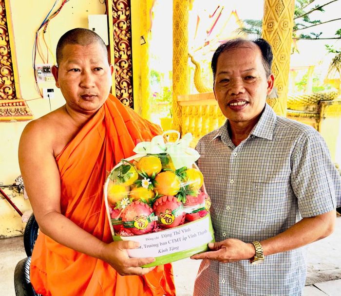 Đồng chí Đặng Thế Vĩnh, Bí thư Chi bộ, Trưởng Ban công tác Mặt trận ấp Vĩnh Thạnh (Xã Vĩnh Hậu, tỉnh Cà Mau) thăm, tặng quà Đại đức Danh Phia, Trụ trì chùa Điền, ấp Vĩnh Thạnh, xã Vĩnh Hậu. (Ảnh: TRỌNG DUY)