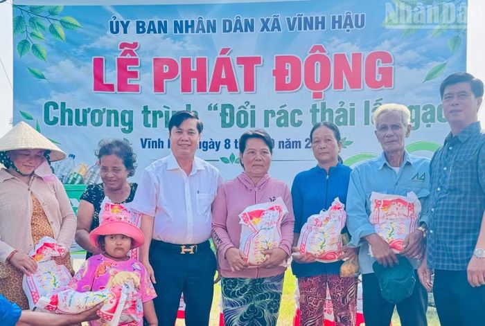 Đại diện lãnh đạo Đảng ủy, Ủy ban nhân dân xã Vĩnh Hậu tại lễ phát động chương trình "Đổi rác thải lấy gạo". (Ảnh: UBND xã cung cấp)