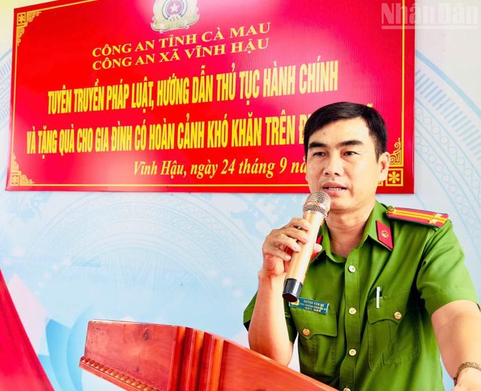 Trung tá Huỳnh Văn Sự, Phó trưởng Công an xã Vĩnh Hậu phát biểu ý kiến tại buổi tuyên truyền pháp luật, hướng dẫn thủ tục hành chính và tặng gạo gia đình có hoàn cảnh khó khăn trên địa bàn ấp Vĩnh Thạnh, chiều 24/9/2026. (Ảnh: ĐẶNG THẾ VĨNH)