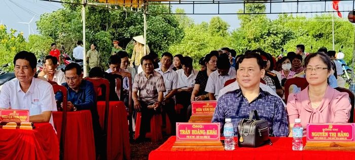 Đại diện lãnh đạo Đảng ủy, Ủy ban nhân dân và các đoàn thể xã Vĩnh Hậu tại lễ phát động nhân dân đẩy mạnh phát triển sản xuất, quan tâm vệ sinh môi trường. (Ảnh: UBND xã cung cấp).