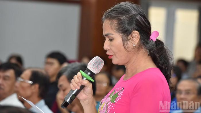 Cử tri kiến nghị nhiều vấn đề với các Đại biểu Quốc hội. (Ảnh: VƯƠNG LÊ)