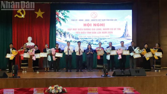 Lãnh đạo tỉnh Đắk Lắk trao tặng Bằng khen của Chủ tịch Ủy ban nhân dân tỉnh cho 11 tập thể tiêu biểu. (Ảnh: CÔNG LÝ)
