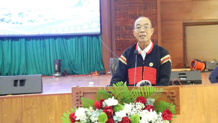 Đại diện các già làng, người có uy tín trao đổi tại hội nghị. (Ảnh: CÔNG LÝ)