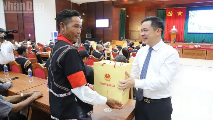 Chủ tịch Ủy ban nhân dân tỉnh Đắk Lắk tặng quà cho các già làng, người có uy tín. (Ảnh: CÔNG LÝ)