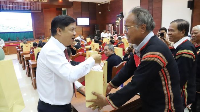 Bí thư Tỉnh ủy Đắk Lắk Lương Nguyễn Minh Triết thăm hỏi và tặng quà cho các già làng, người có uy tín. (Ảnh: CÔNG LÝ)