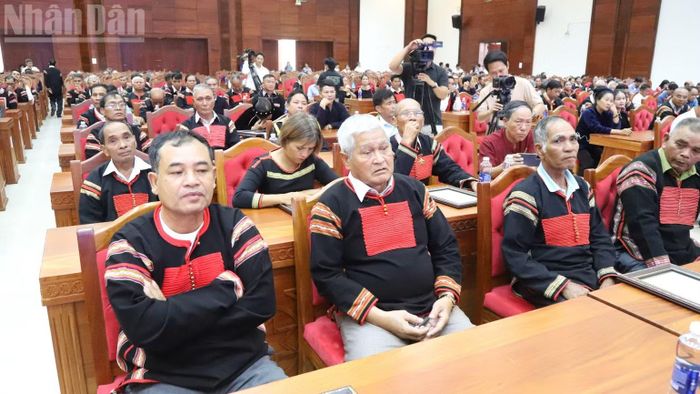 Các già làng, người có uy tín dự hội nghị gặp mặt. (Ảnh: CÔNG LÝ)