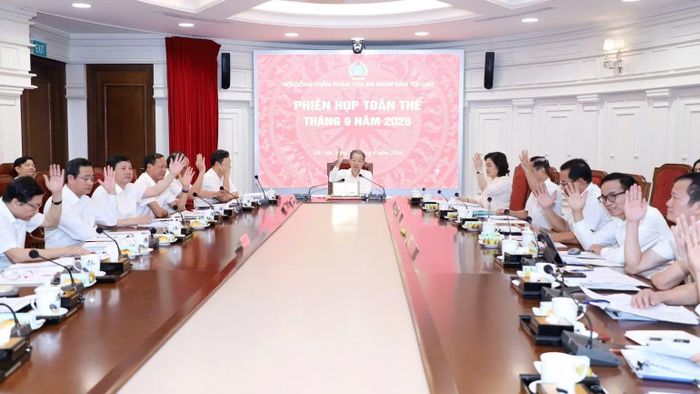 Các thành viên Hội đồng Thẩm phán Tòa án nhân dân tối cao biểu quyết. (Ảnh: MĐ)