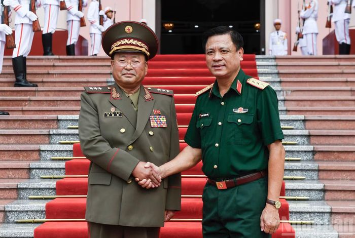 Thượng tướng Nguyễn Trường Thắng đón Thượng tướng Ryo Chol Ung.