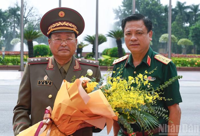 Thượng tướng Nguyễn Trường Thắng đón Thượng tướng Ryo Chol Ung.