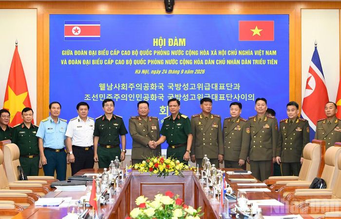 Thượng tướng Nguyễn Trường Thắng và Thượng tướng Ryo Chol Ung cùng các đại biểu hai đoàn.