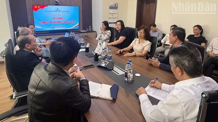 Công đoàn cơ sở thường xuyên lắng nghe, nắm bắt tâm tư để kịp thời phản ánh, đề xuất với ban lãnh đạo Rusvietpetro và Petrovietnam nhằm tối ưu hóa các quy chế, chế độ chính sách cho người lao động. (Ảnh: THÙY VÂN)