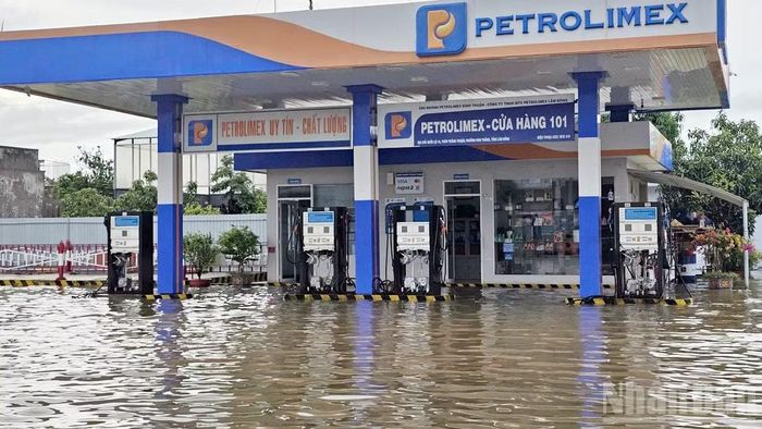 Cửa hàng kinh doanh xăng dầu trên Quốc lộ 1A, đoạn qua phường Hàm Thắng bị ngập. Hình ảnh ghi nhận chiều 24/9. (Ảnh: BẢO VĂN)