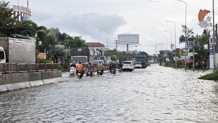 Quốc lộ 1A, đoạn qua phường Hàm Thắng chiều 24/9. (Ảnh: BẢO VĂN)