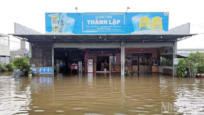 Một địa điểm tại phường Hàm Thắng bị ngập khá sâu trong chiều 24/9. (Ảnh: BẢO VĂN)