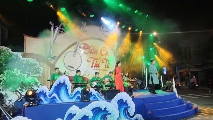 Biểu diễn đờn ca tài tử tại lễ hội. (Ảnh: BẢO LINH)