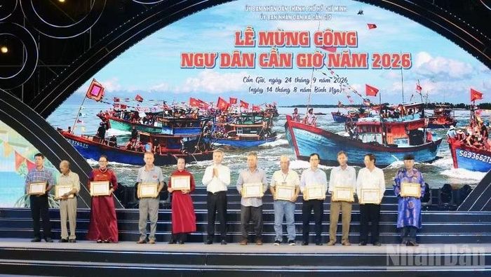 Biểu dương và khen thưởng những tập thể, cá nhân đã có thành tích xuất sắc trong sản xuất, nuôi trồng và đánh bắt thủy sản trên địa bàn xã; các tập thể, cá nhân có thành tích trong việc gìn giữ, tôn tạo Lăng Ông Thủy Tướng. (Ảnh: THẾ ANH)