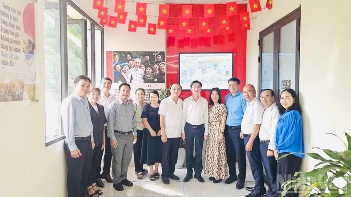 Đoàn đã tham quan Không gian văn hóa Hồ Chí Minh tại Cơ quan Đảng ủy Ủy ban nhân dân thành phố. (Ảnh: VƯƠNG LÊ)