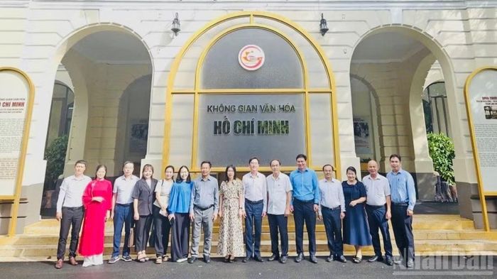 Chuyến tham quan, trao đổi cũng góp phần tăng cường sự gắn kết, chia sẻ kinh nghiệm giữa các cơ quan làm công tác tuyên giáo, xây dựng Đảng. (Ảnh: VƯƠNG LÊ)