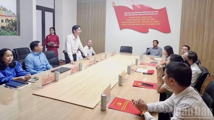 Hai bên cùng nhau chia sẻ, trao đổi những kinh nghiệm thực tiễn về công tác xây dựng, tổ chức và phát huy hiệu quả các thiết chế, không gian văn hóa gắn với giáo dục chính trị, tư tưởng. (Ảnh: VƯƠNG LÊ)