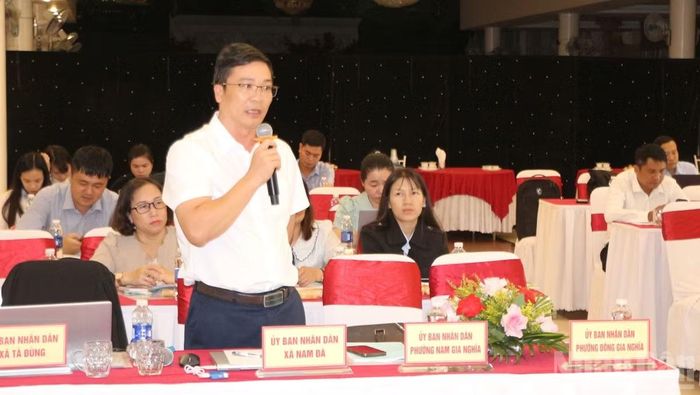 Lãnh đạo Ủy ban nhân dân xã Nam Đà trao đổi, nêu một số khó khăn trong công tác quản lý sau sắp xếp đơn vị hành chính.