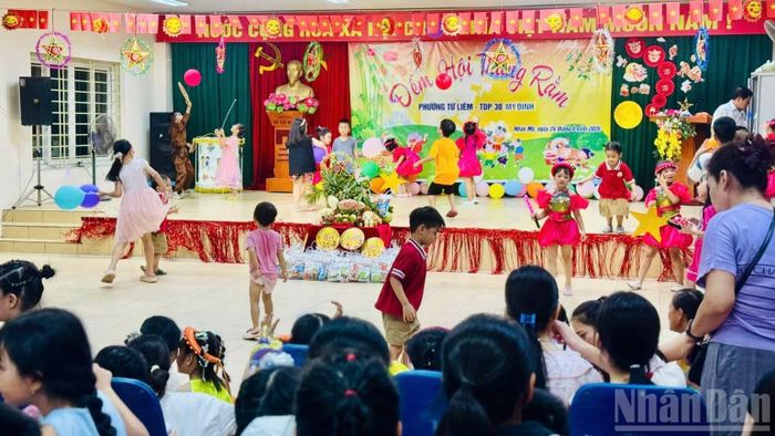 Các cháu tham gia vui chơi nhân Đêm hội trăng rằm bên trong nhà văn hóa Tổ dân phố 30 Mỹ Đình, phường Từ Liêm, Hà Nội. (Ảnh: HNV)