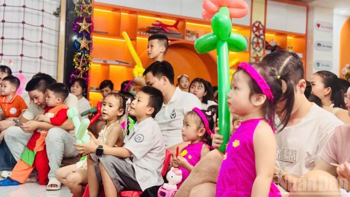 Những ánh mắt chăm chú dõi theo các hoạt động văn nghệ trong Đêm hội trăng rằm. (Ảnh: HNV)