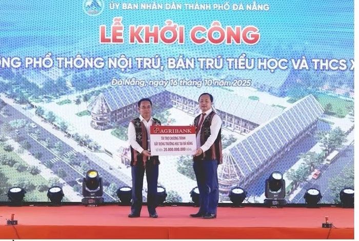 Đồng chí Tô Huy Vũ (phải), Bí thư Đảng ủy, Chủ tịch Hội đồng thành viên Agribank trao tặng 20 tỷ đồng tài trợ “Chương trình xây dựng trường học tại Đà Nẵng”. (Ảnh Agribank)