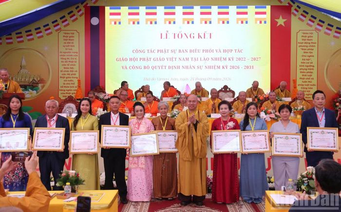Ban tổ chức trao Bằng tuyên dương cho các tập thể, cá nhân có nhiều đóng góp trong công tác Phật sự và hoạt động cộng đồng. (Ảnh: DUY TOÀN)
