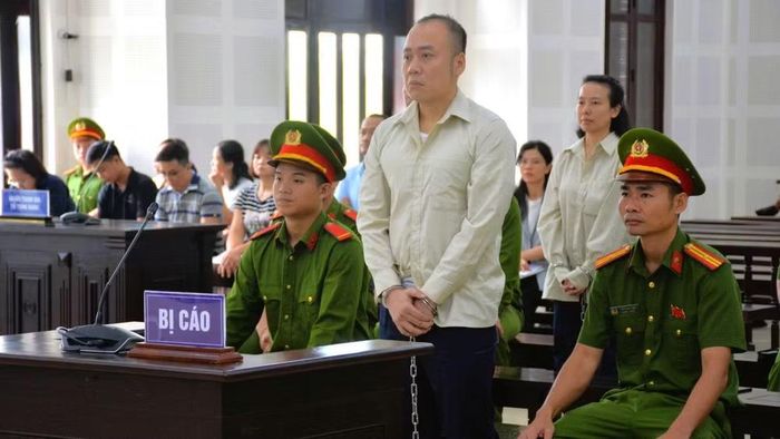 Bị cáo Nguyễn Quang Hoàng và 4 thuộc cấp lãnh án chung thân vì tội lừa đảo chiếm đoạt tài sản. (Ảnh: ĐX)