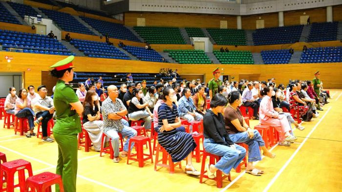 Hội đồng xét xử tuyên buộc 5 bị can liên đới hoàn trả toàn bộ số tiền 2.407.949.027.008 đồng cho 7.108 bị hại. (Ảnh: ĐX)