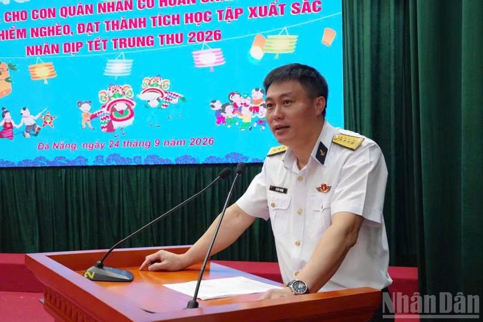 Đại tá Lê Huy Tuynh, Phó Chính ủy Vùng 3 Hải quân phát biểu tại buổi lễ.