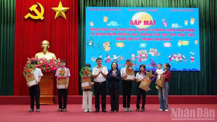 Đại tá Lê Huy Tuynh, Phó Chính ủy Vùng 3 Hải quân trao quà cho con em quân nhân có hoàn cảnh đặc biệt, khó khăn.