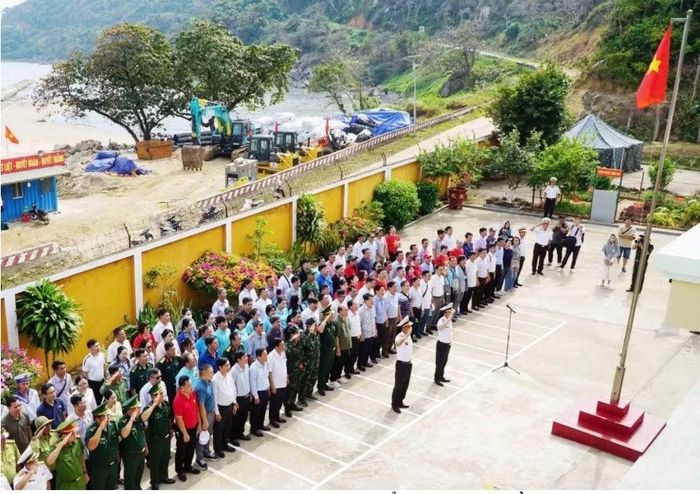Đoàn công tác Agribank tham dự buổi chào cờ đầu năm tại Trạm Radar 595 thuộc Trung đoàn 551, Bộ Tư lệnh Vùng 5 Hải quân đang làm nhiệm vụ trên đảo Hòn Khoai. (Ảnh Agribank)