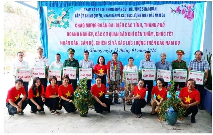 Agribank cùng đoàn công tác Bộ Tư lệnh Vùng 5 Hải quân thăm, chúc Tết cán bộ, chiến sĩ và nhân dân quần đảo Nam Du, tháng 1/2026. (Ảnh Agribank)