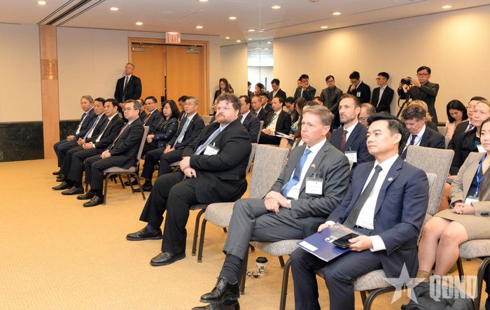  Các đại biểu tại buổi gặp.