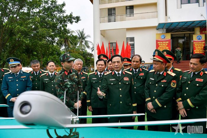  Thủ trưởng Bộ Quốc phòng cùng các đại biểu tham quan trưng bày vũ khí, trang bị tại Lễ công bố thành lập Cục Phương tiện không người lái (Bộ Tổng Tham mưu), tháng 6-2026. Ảnh: TUẤN HUY 