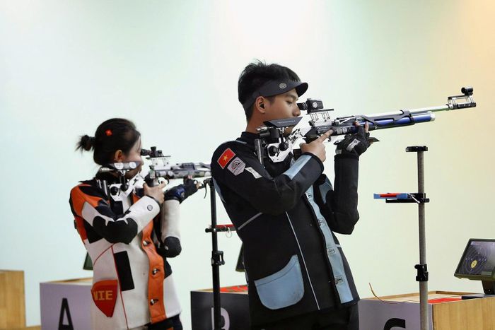 Nguyễn Tâm Quang và Phí Thanh Thảo tranh tài vòng loại 10m súng trường hỗn hợp nam nữ. Ảnh: ĐỒNG NGUYÊN KHANG